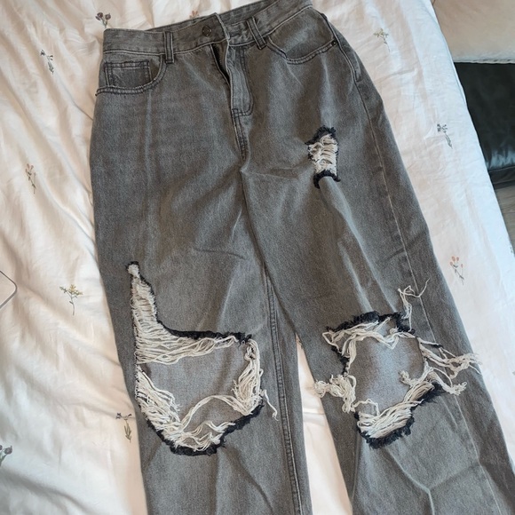 PRETTYLITTLETHING Grey Open Knee Ripped Turn Up Boyfriend Jeans - New - Size 4 - Picture 5 of 7